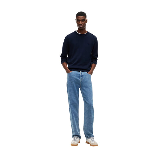 Maglione Girocollo Blu Navy Uomo Tommy Hilfiger Jeans; 100% cotone rigenerato ecosostenibile. Tessuto a maglia fine con maniche lunghe e polsini a costine. Piccolo logo ricamato sul petto, modello pull-on mezza stagione. Figura intera