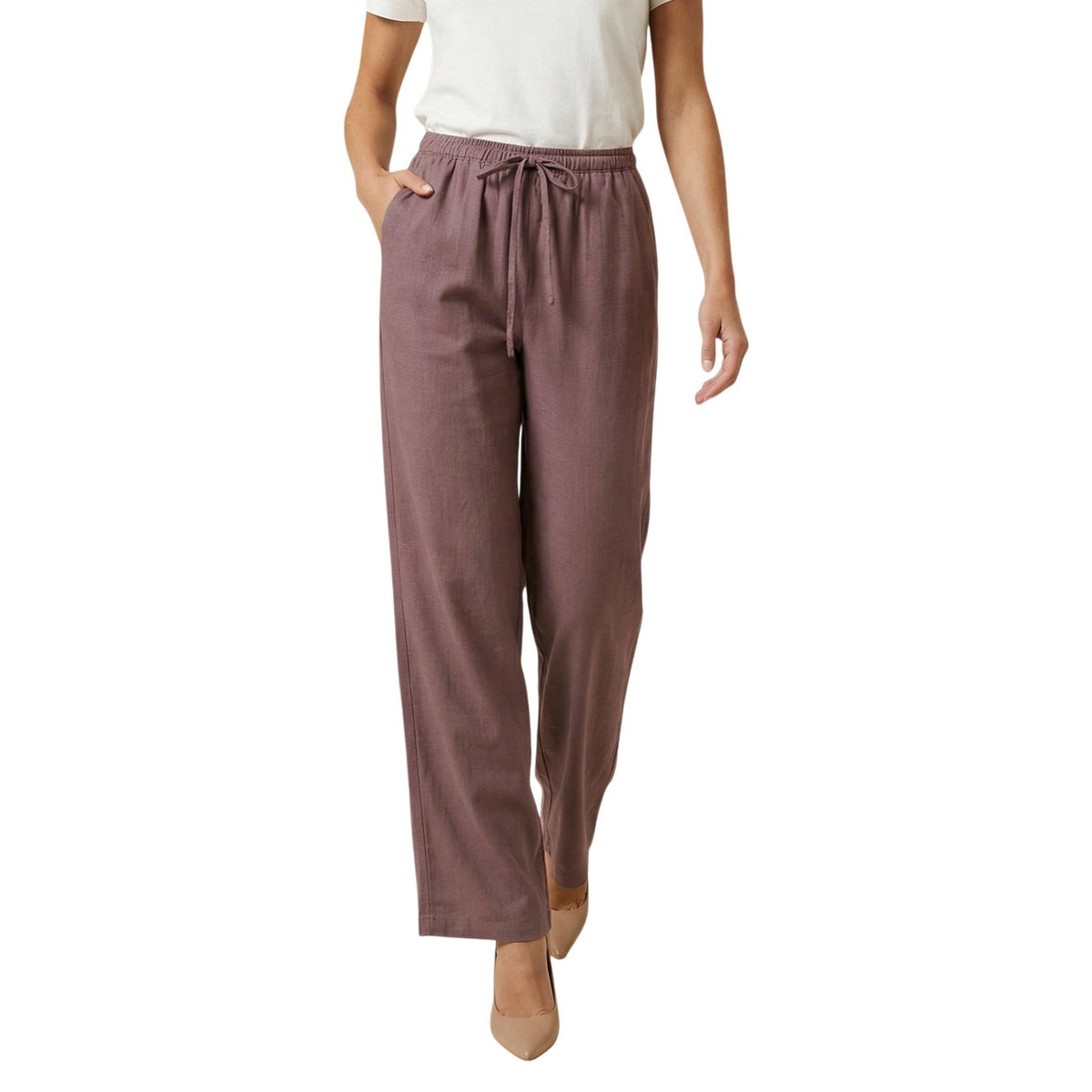 Pantaloni JDY Jdycaya; 90% viscosa 10% lino, gamba ampia, vita elastica con laccio. Modello regular wvn dia, fresco e traspirante, stile minimal contemporaneo. Vista frontale