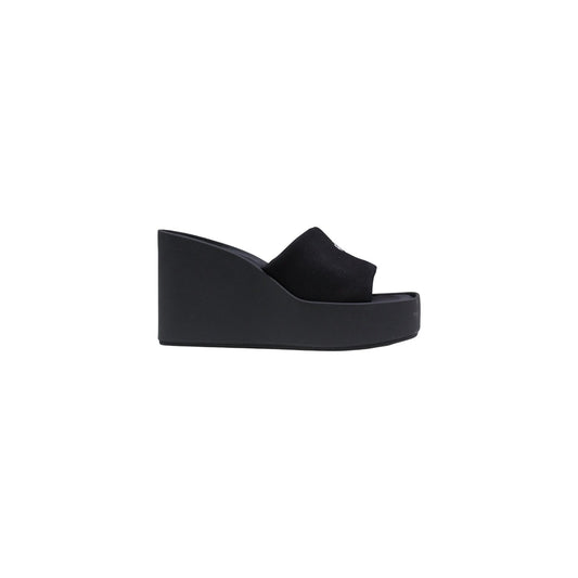 Calvin Klein Melia Platform; tomaia in tela, punta quadrata, tacco 7 cm, tecnologia Airfit®. Il sandalo con zeppa leggero e ammortizzato. Vista laterale