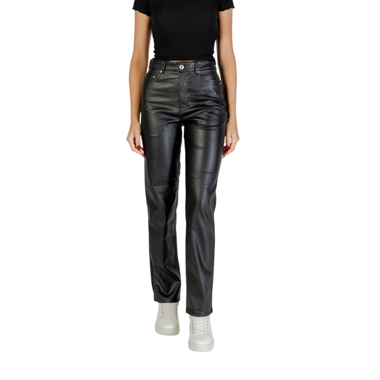 Pantaloni Only REGULAR ONLSADIE FAUX LEATHER PANTS donna neri con zip bottone tasche anteriori posteriori - vista frontale indossati da modello