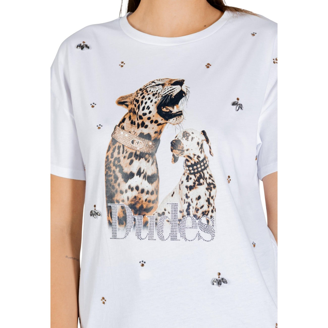 Liu Jo T-shirt bianca con Leopardi; 100% cotone, stampa animalier decorata con strass, vestibilità confortevole. Il tocco glamour per l'outfit quotidiano. Vista frontale dettagli