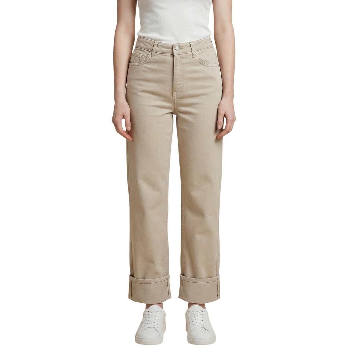 I jeans beige Only Onleverly Hw Slim St Fold-Up Cc Pnt 15364368 sono realizzati in 100% cotone. design mom e regular. Vita alta. vestibilità morbida sulle gambe. Vista frontale indossati da modella