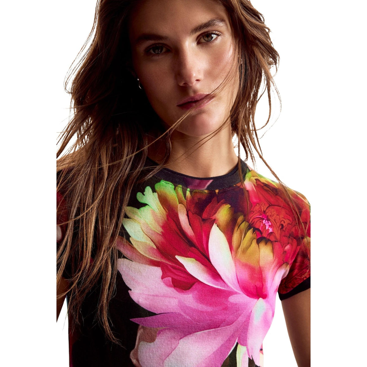 Maglietta a maniche corte realizzata in cotone biologico e stampata con fiori disegnati da Mr. Christian Lacroix.
Girocollo, realizzata con materiali sostenibili Indossata da modella vista frontale