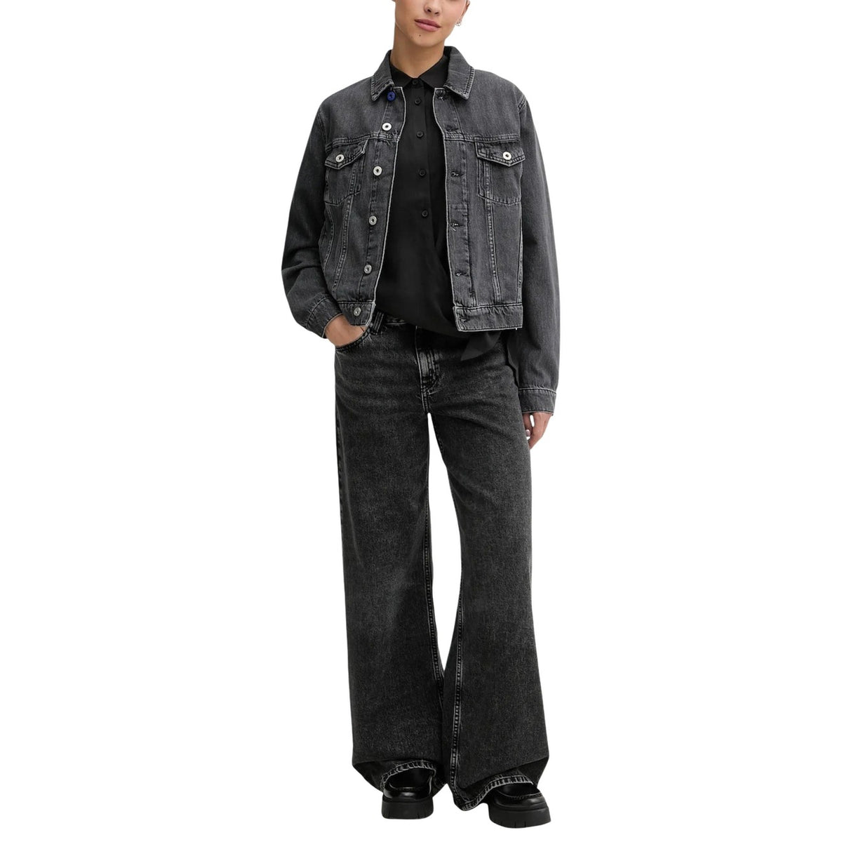 Jeans Karl Lagerfeld Jeans relaxed fit con vita regular donna neri con zip e bottone tasche anteriori posteriori 100% cotone organico - vista frontale indossati da modello figura intera
