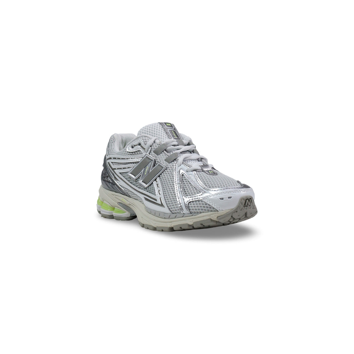 New Balance 1906R Argento/Fluo; mesh tecnico, ammortizzazione N-ergy, Stability Web. La sneaker running "dad-core" di tendenza per un look unisex dinamico. Vista frontale