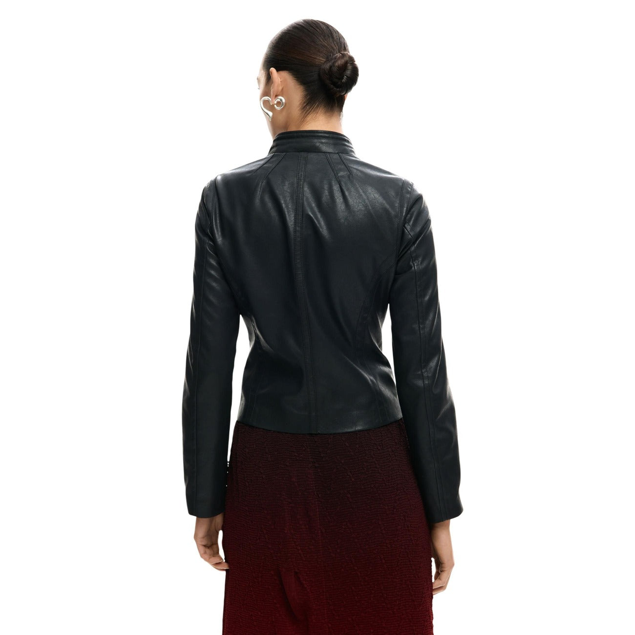 Giacca Desigual donna nera con cerniera maniche lunghe tasche anteriori - vista posteriore retro indossata da modello