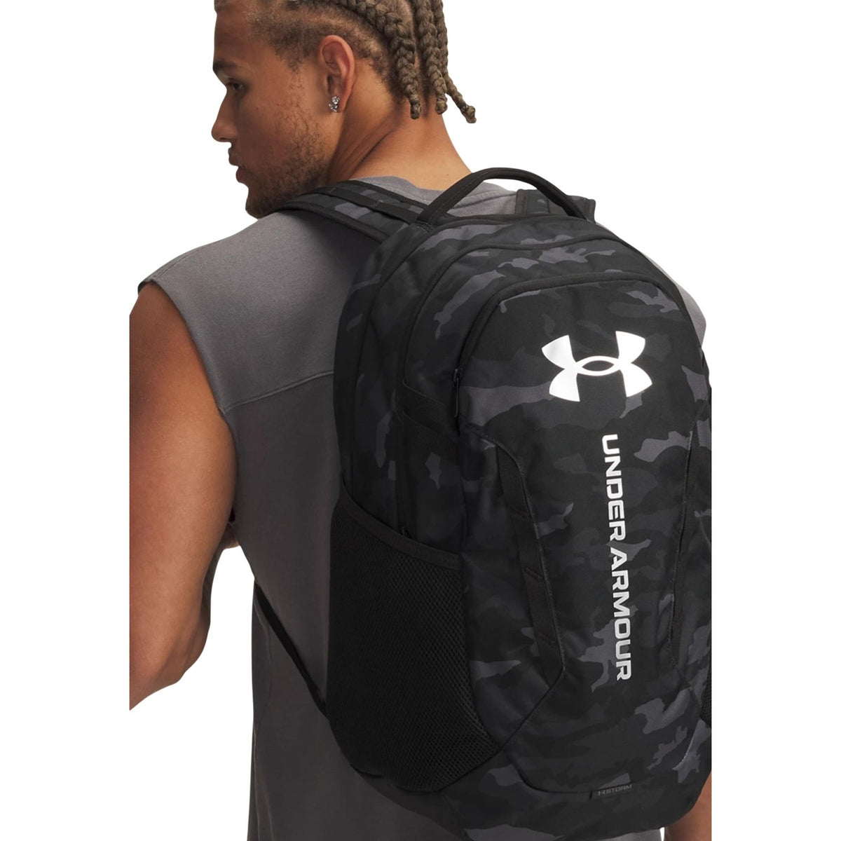 Under Armour Zaino Hustle 6.0; impermeabile (tecnologia UA Storm), porta laptop 16 pollici, tasche borracce. Resistente, capiente e confortevole. Vista frontale indossato da modello