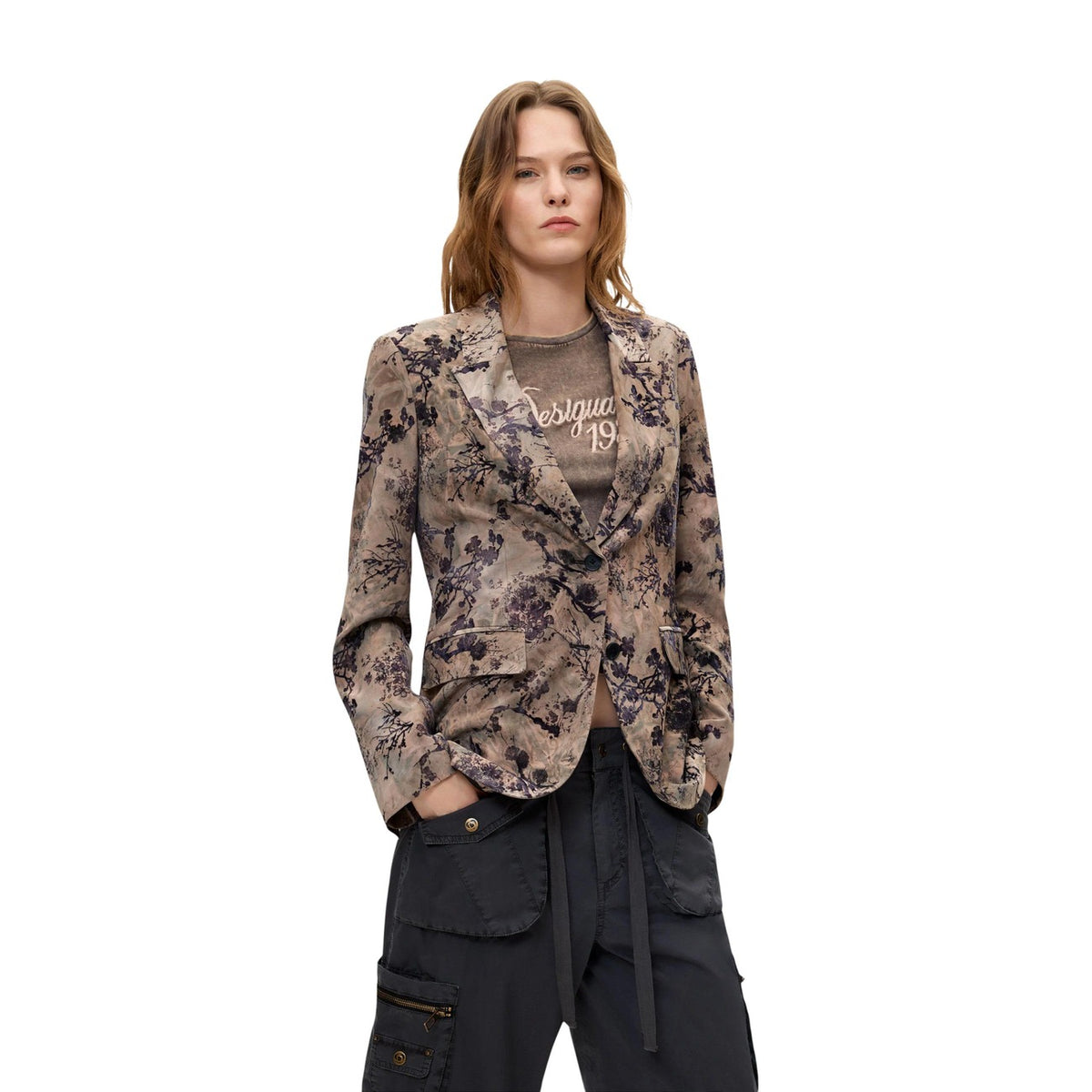 Blazer Desigual donna beige floreale modello AME_CHERRIE. Giacca elegante da donna in velluto floccato con stampa giapponese o orientale marrone e revers stile boho-chic e sartoriale.