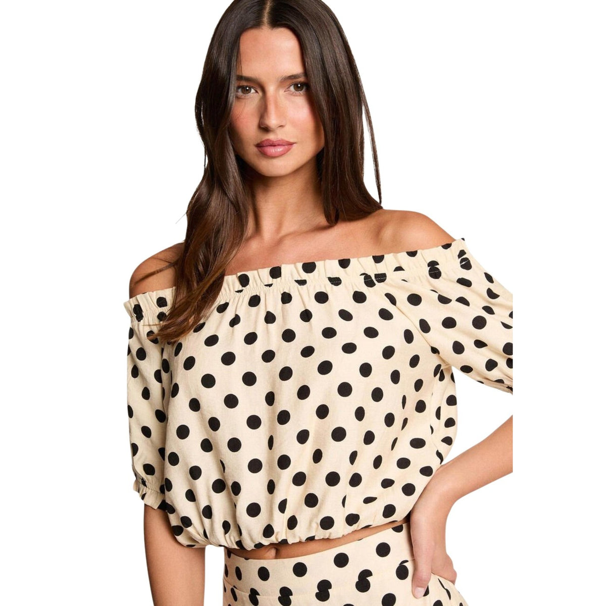 Blusa Morgan De Toi Ovita; motivo a pois, scollo off-shoulder elastico, maniche corte. Misto viscosa leggera, stile retrò-chic, vestibilità fluida.