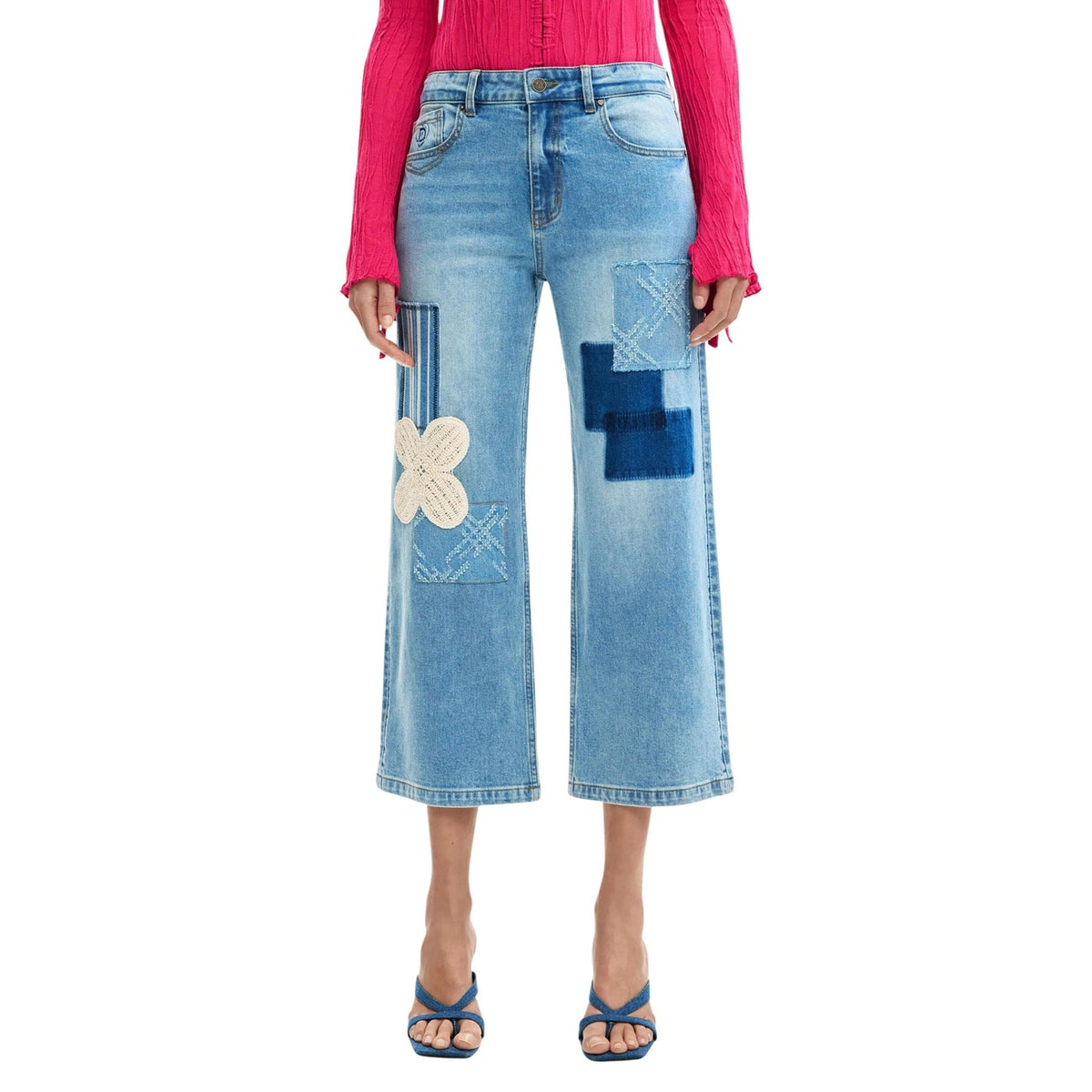 Jeans Culotte Patchwork SS26; tecnica multi-tessuto, vestibilità ampia, tasche multiple. Il jeans iconico e vibrante per uno stile distintivo. Vista frontale