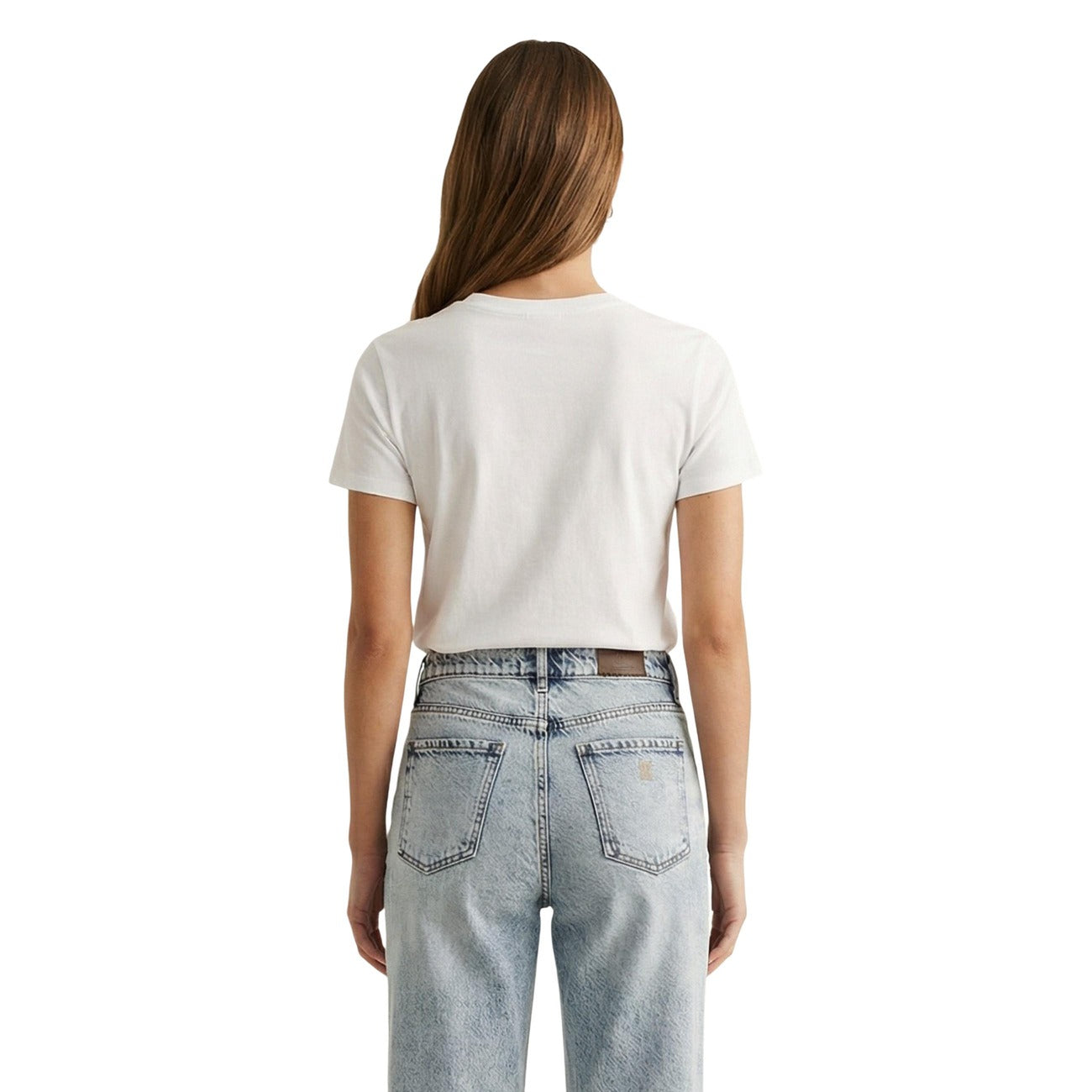 T-shirt Donna Levi's® Perfect Tee; Bianco. 100% Cotone premium leggero, vestibilità regolare, maniche corte e girocollo tondo. Logo ricamato sul petto, stile iconico ed essenziale 4 stagioni. Vista posteriore