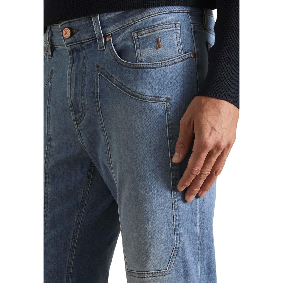 Jeckerson John Slim Jeans; cotone e poliestere riciclato, 5 tasche, iconica patch frontale. Il jeans slim versatile, sostenibile e autentico. Vista dettaglio