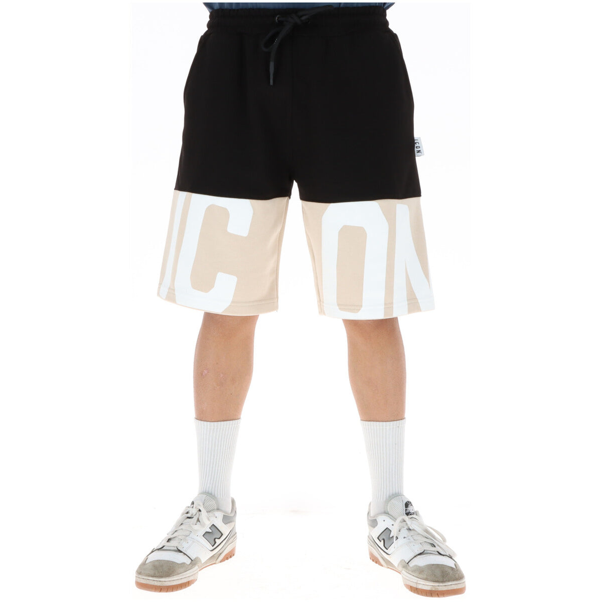 Bermuda ICON Color-Block; 87% Cotone, 13% Poliestere. Nero e Beige, maxi logo bianco spezzato, vita con lacci. Short uomo streetwear grafici e traspiranti, Made in Italy. Vista frontale
