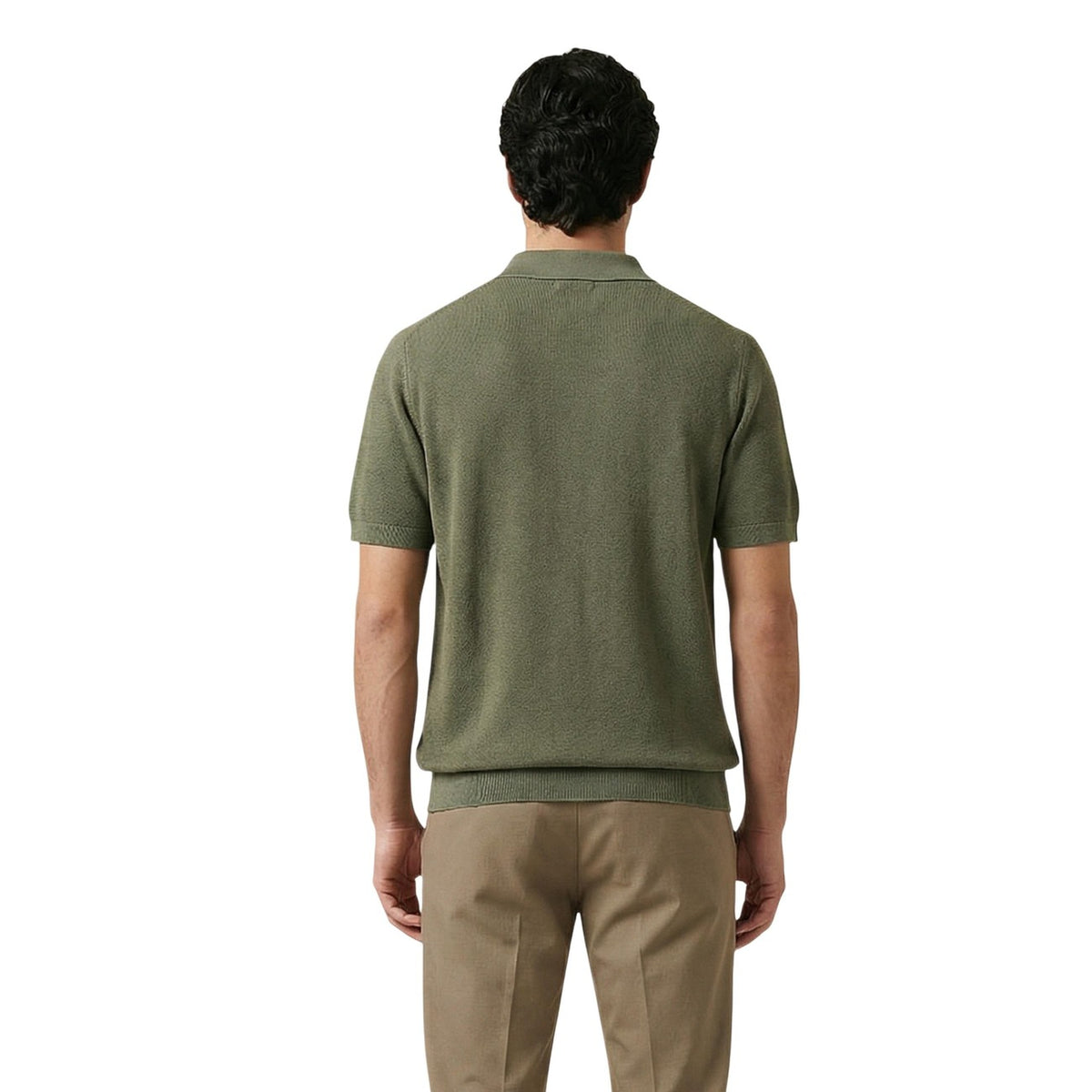 Gianni Lupo Knit Tee GL35318; 100% cotone in filo, manica corta, colletto aperto. La maglia estiva raffinata che unisce comfort e stile contemporaneo. Colore verde. Vista posteriore
