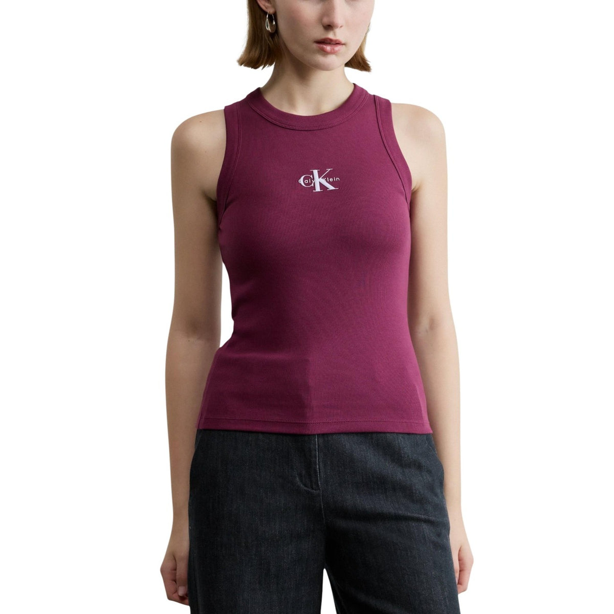 Canotta Calvin Klein Jeans MONOGRAM TANK donna bordeaux smanicato scollo tondo 95% cotone 5% elastan - vista frontale indossata da modello