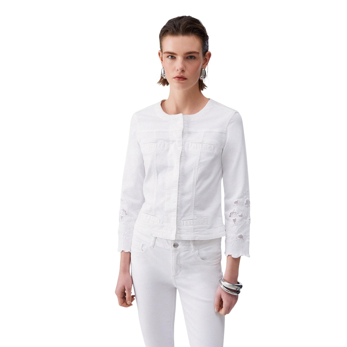 Giacca Gabardina Sangallo; cotone stretch, applicazioni gioiello, maniche a tre quarti, slim fit. L'eleganza versatile per eventi e occasioni speciali. Colore bianco vista frontale