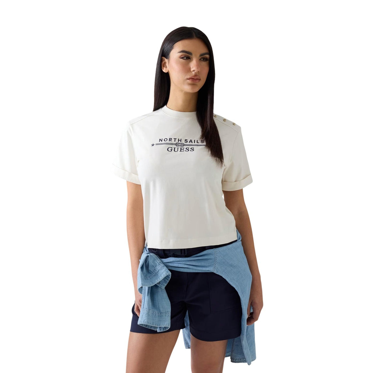 -shirt Guess donna bianca modello W6GI03 K2657. Maglietta a maniche corte girocollo in cotone stretch bianco con logo Guess ricamato sul petto e bottoni metallici stile marinaro sulla spalla, t-shirt estiva casual chic.