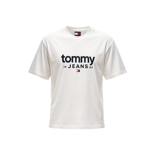 T-shirt Bianca Tommy Jeans; Maxi Logo frontale. 100% Cotone Rigenerato. Regular fit, girocollo, maniche corte. Fresca, iconica ed eco-friendly. Frontale stesa