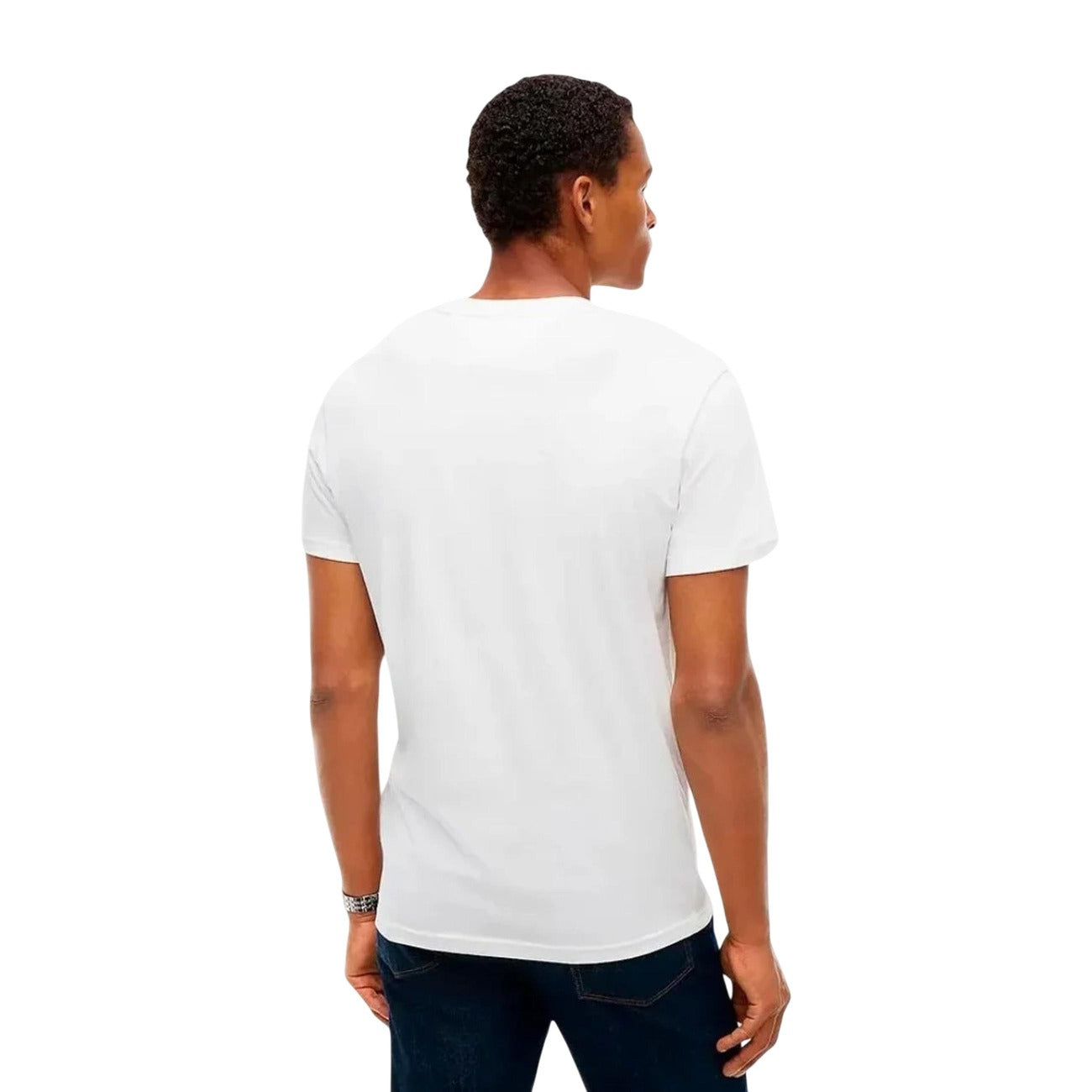 T-shirt Tommy Jeans bianca uomo DM0DM23715. Maglietta da uomo bianca a maniche corte in cotone rigenerato ecosostenibile con girocollo e stampa grafica logo Tommy Hilfiger sul petto, t-shirt casual e streetwear.