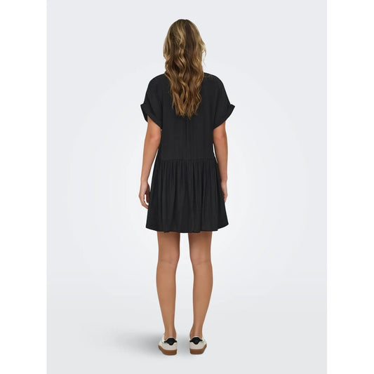 Abito Corto Donna Nero Only; Vestito stile chemisier a maniche corte con polsini risvoltati, scollo a V e chiusura con bottoni. Taglio regolare segnato in vita, stile casual-chic leggero. Posteriore intera