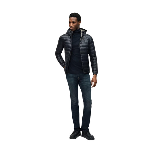 Piumino uomo Blauer nero Charles 26WBLUC02218. Giubbotto corto da uomo nero trapuntato con cappuccio, zip invisibili, polsini elasticizzati e logo Blauer su petto e manica, giacca invernale streetwear e casual.