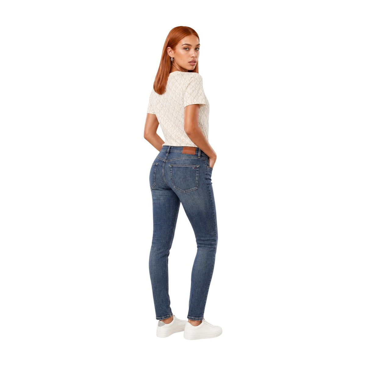T-shirt Calvin Klein Jeans donna bianca modello LV047G811G. Maglietta a maniche corte girocollo in puro cotone bianco con stampa geometrica e pattern loghi CK all-over, t-shirt estiva leggera di marca stile casual.