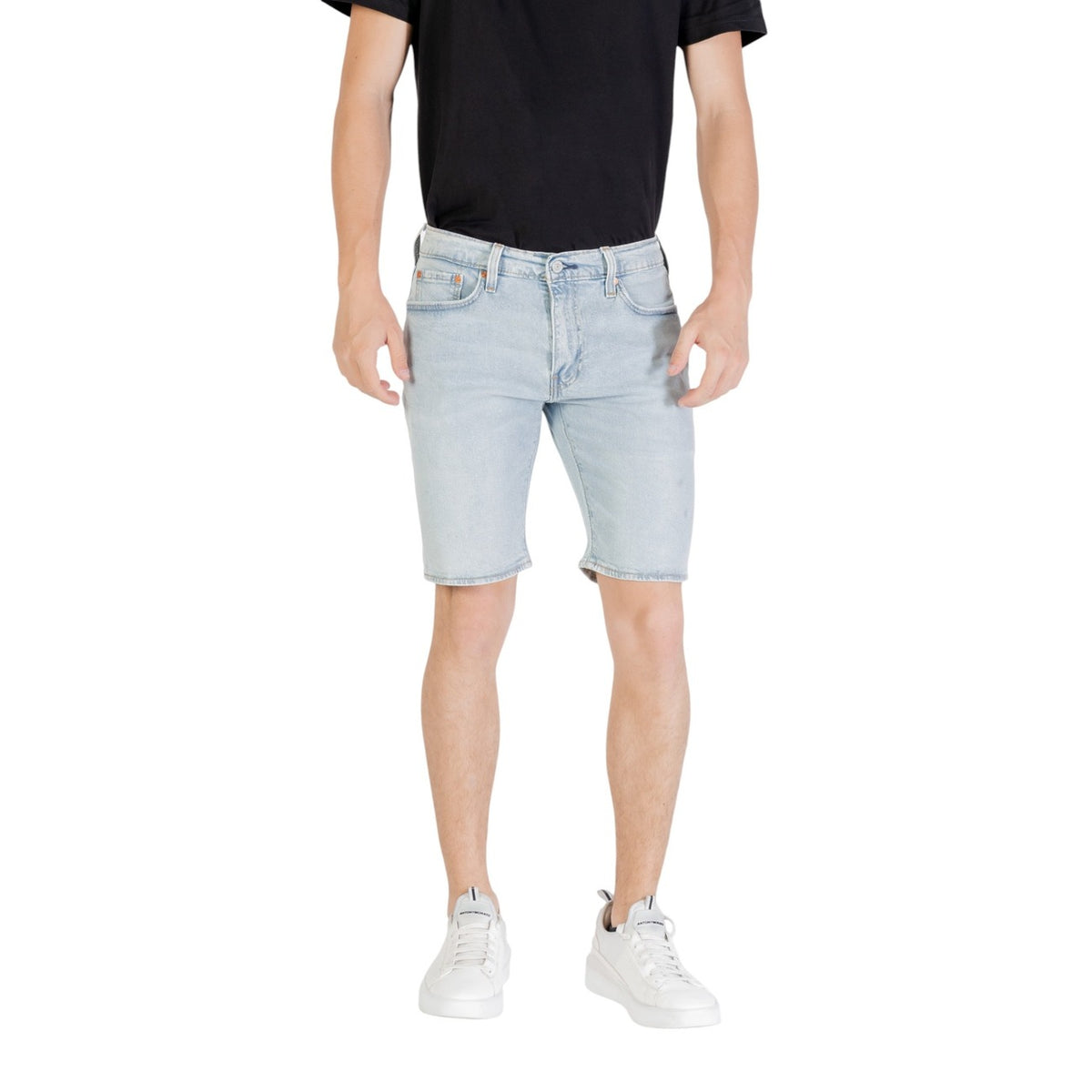 Bermuda Levi's 405 Standard Shorts, colore denim First Name, 99% cotone e 1% elastane; shorts a vita media con vestibilità regular e chiusura a bottone e zip. Vista frontale
