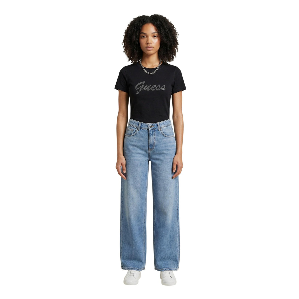 t-shirt nera da donna Guess SS CN 3D GUESS SCRIPT TEE. Realizzata in 100% cotone di alta qualità. Maniche corte. logo Guess, applicato in rilievo 3D sul davanti. Vista frontale indossata da modella Figura intera