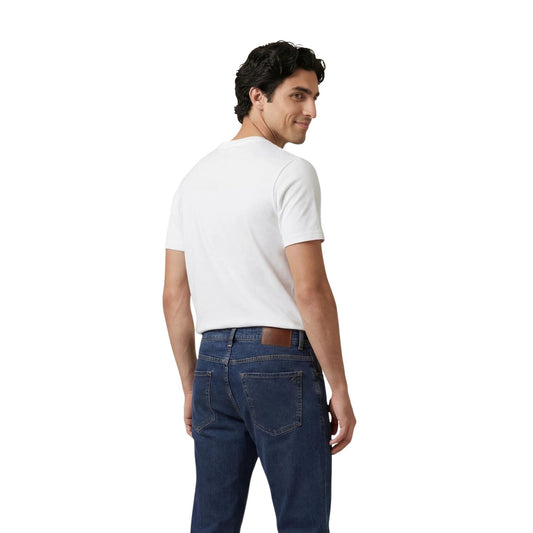 T-shirt bianca Guess con logo a contrasto e cuciture distintive, maniche corte, composizione in cotone e elastam per una vestibilità flessibile. Vista posteriore