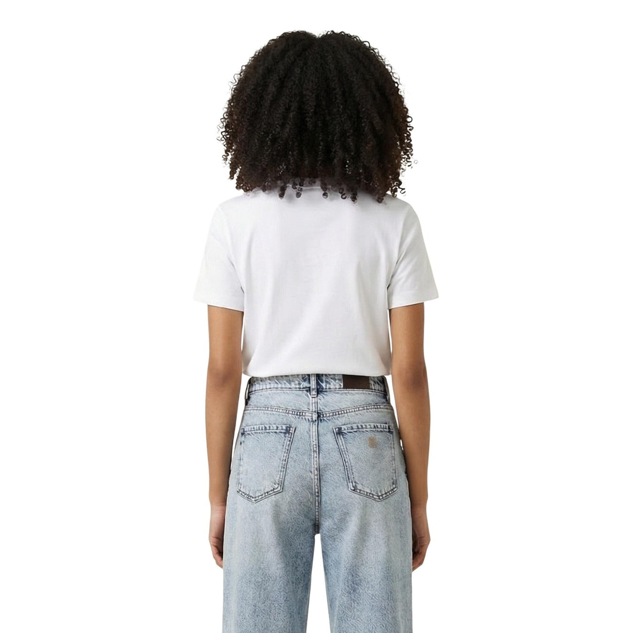 Calvin Klein Jeans Logo Tee; 100% cotone, scollo a giro, logo frontale. Il capo essenziale e intramontabile per un guardaroba versatile e moderno. Colore bianco. Vista posteriore