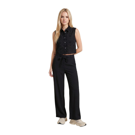 Camicia Only Onlalithea; Nero. 100% Cotone traforato. Senza maniche, taglio corto, ricamo floreale, chiusura con bottoni. Stile romantico e fresco, collezione SS26. Figura intera