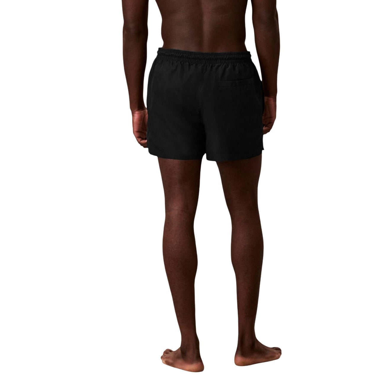 Calvin Klein Monogram Swim Shorts; neri, lunghezza corta, poliestere impermeabile, coulisse regolabile, logo iconico. Il costume essenziale per l'estate. Vista Poste