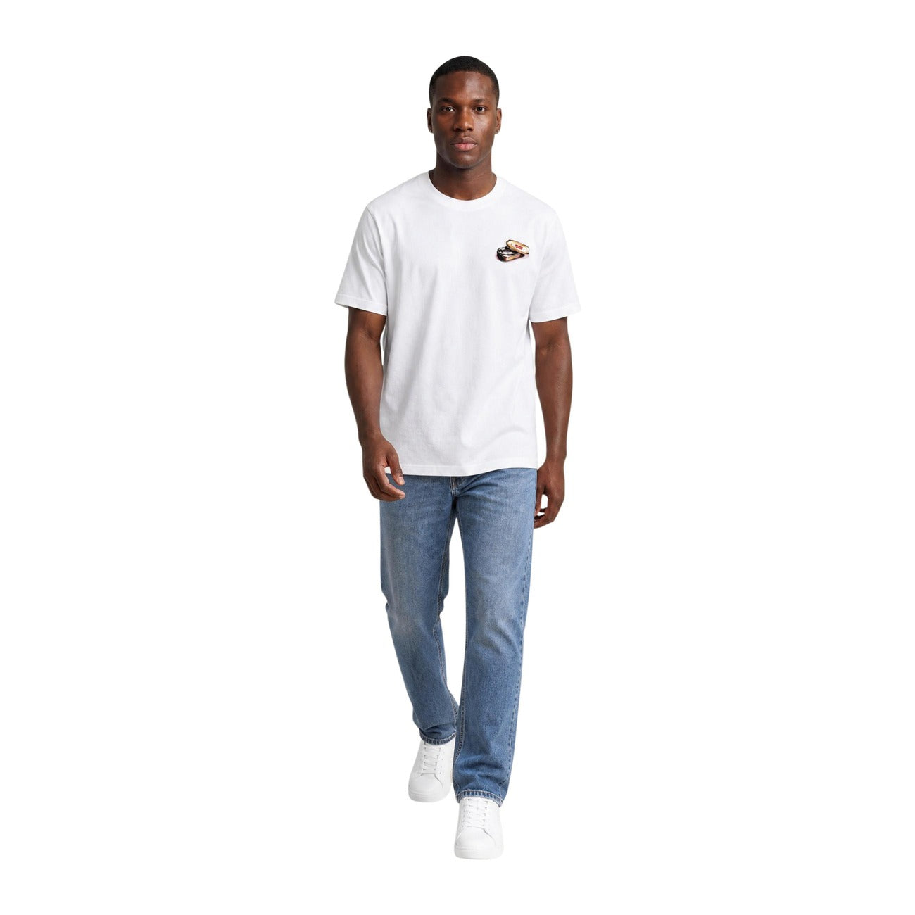 T-shirt Bianca Levi's®; Grafica Food & Deli. 100% Cotone. Vestibilità relaxed, girocollo, stampa fronte-retro "You've been served". Fresca, creativa e di carattere. Figura intera frontale