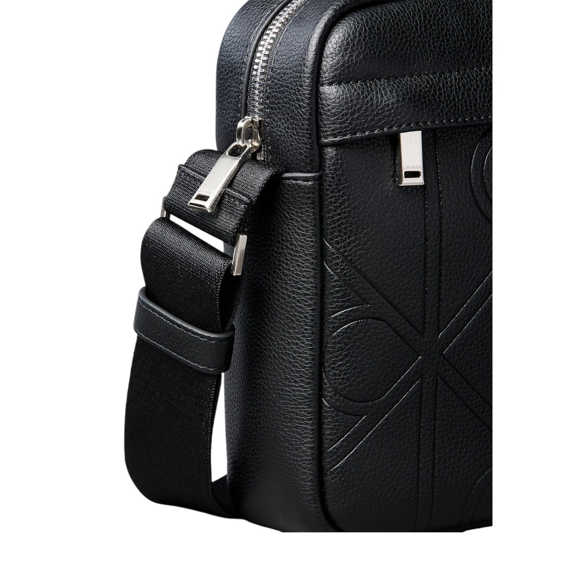 Borsa Tracolla Uomo Calvin Klein Reporter; Nero. 100% Poliuretano effetto pelle martellata con loghi incisi, chiusura zippata, tracolla regolabile. Dimensioni compatte (16x20 cm), stile minimal e moderno 4 stagioni.