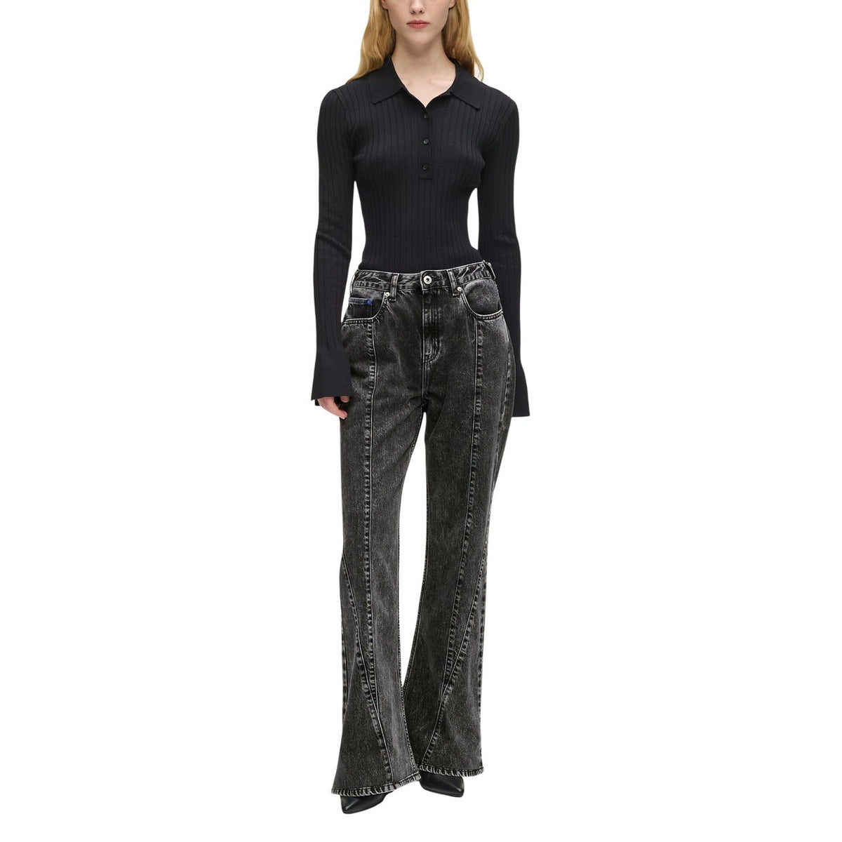 Jeans Karl Lagerfeld Jeans MOM KLJ HR FLARE DENIM donna neri con zip e bottone tasche anteriori posteriori 100% cotone - vista frontale indossati da modello