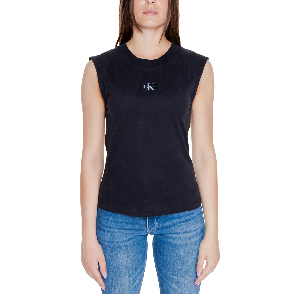 Canotta Calvin Klein Jeans WOVEN LABEL LOOSE donna nera smanicato scollo tondo 100% cotone - vista frontale indossata da modello