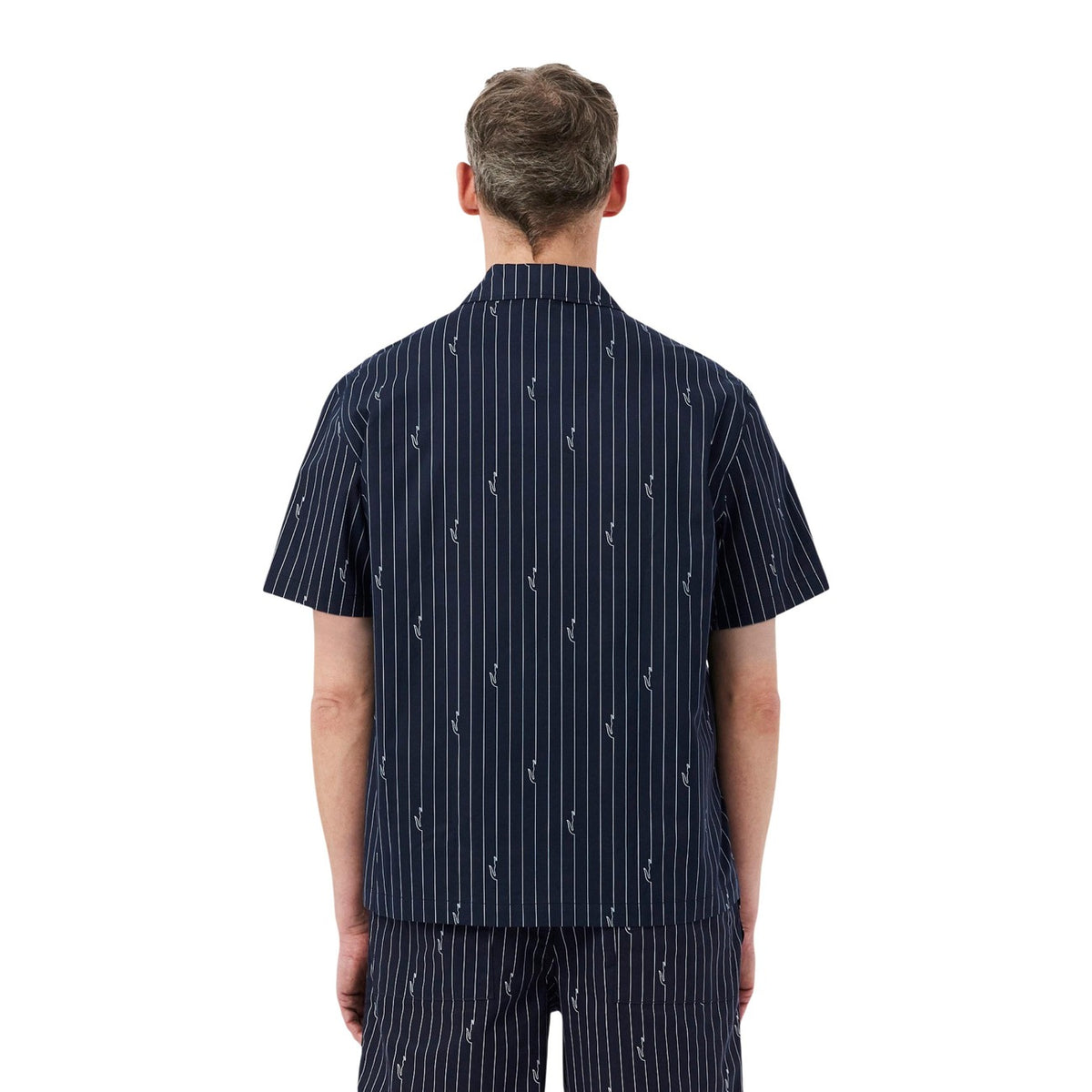 Camicia Lacoste Relaxed Fit; 100% Cotone Organico. Stampa righe e coccodrilli all-over, collo aperto, taglio boxy. Dettagli pregiati con bottoni incisi e logo ricamato. Vista posteriore
