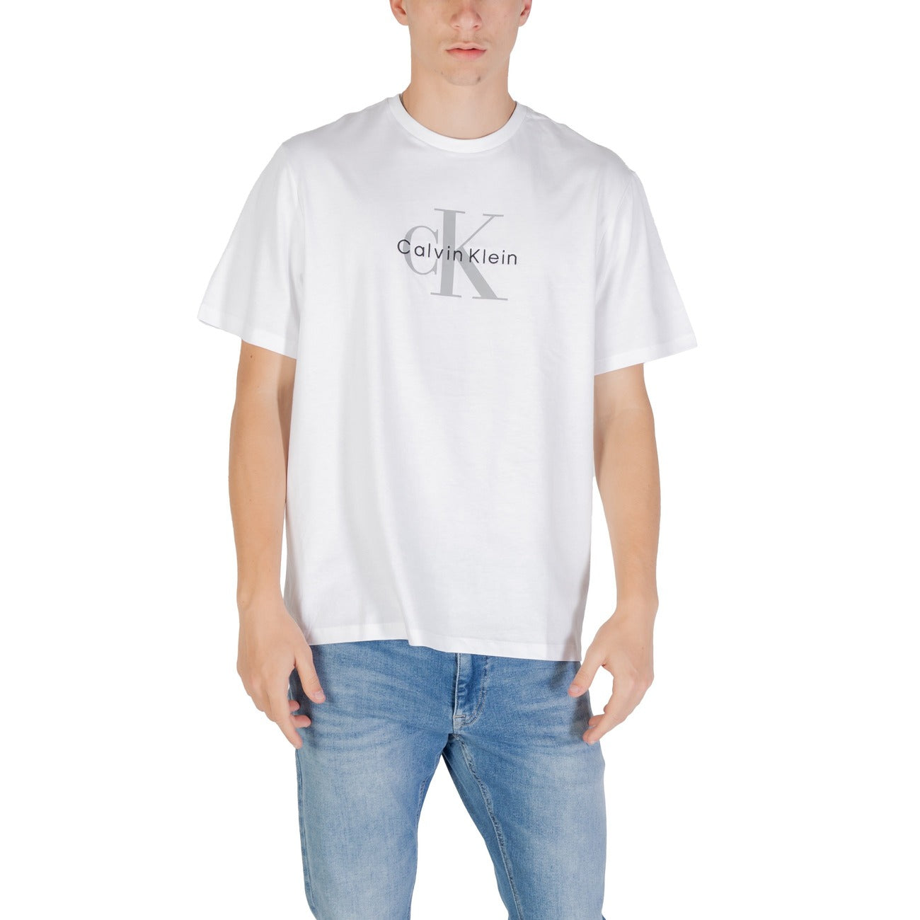 T-shirt Calvin Klein Jeans con monogramma logo uomo bianca con stampa maniche corte scollo tondo - vista frontale indossata da modello