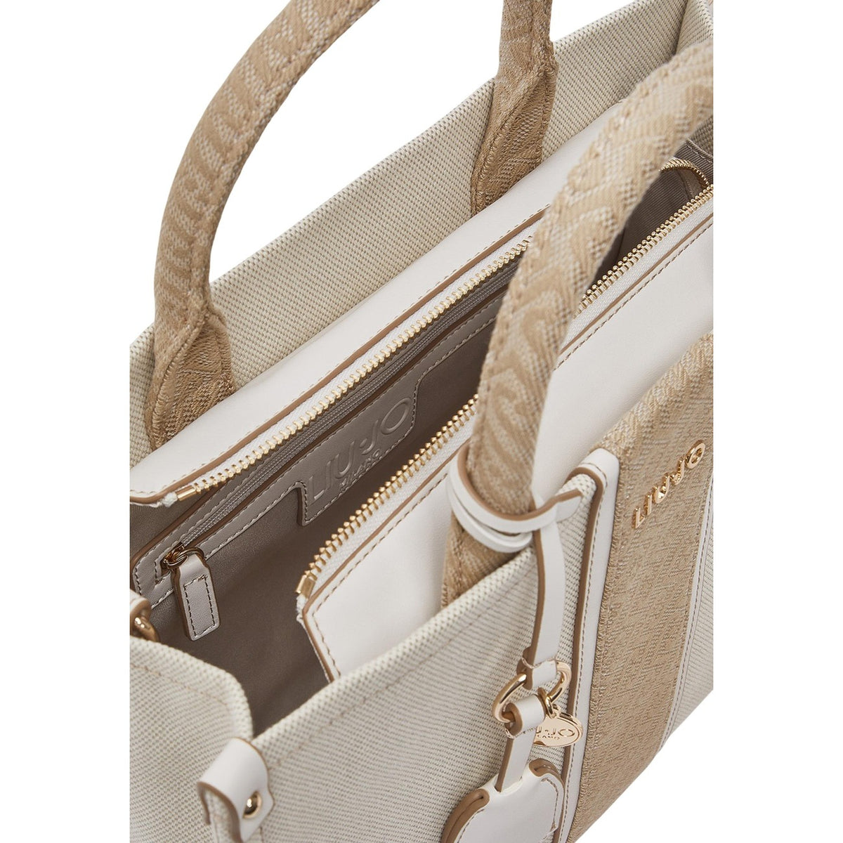 Borsa Liu-Jo M TOTE in cotone; dettagli monogram in rilievo, finiture dorate, manici intrecciati. Ampia, versatile e chic.