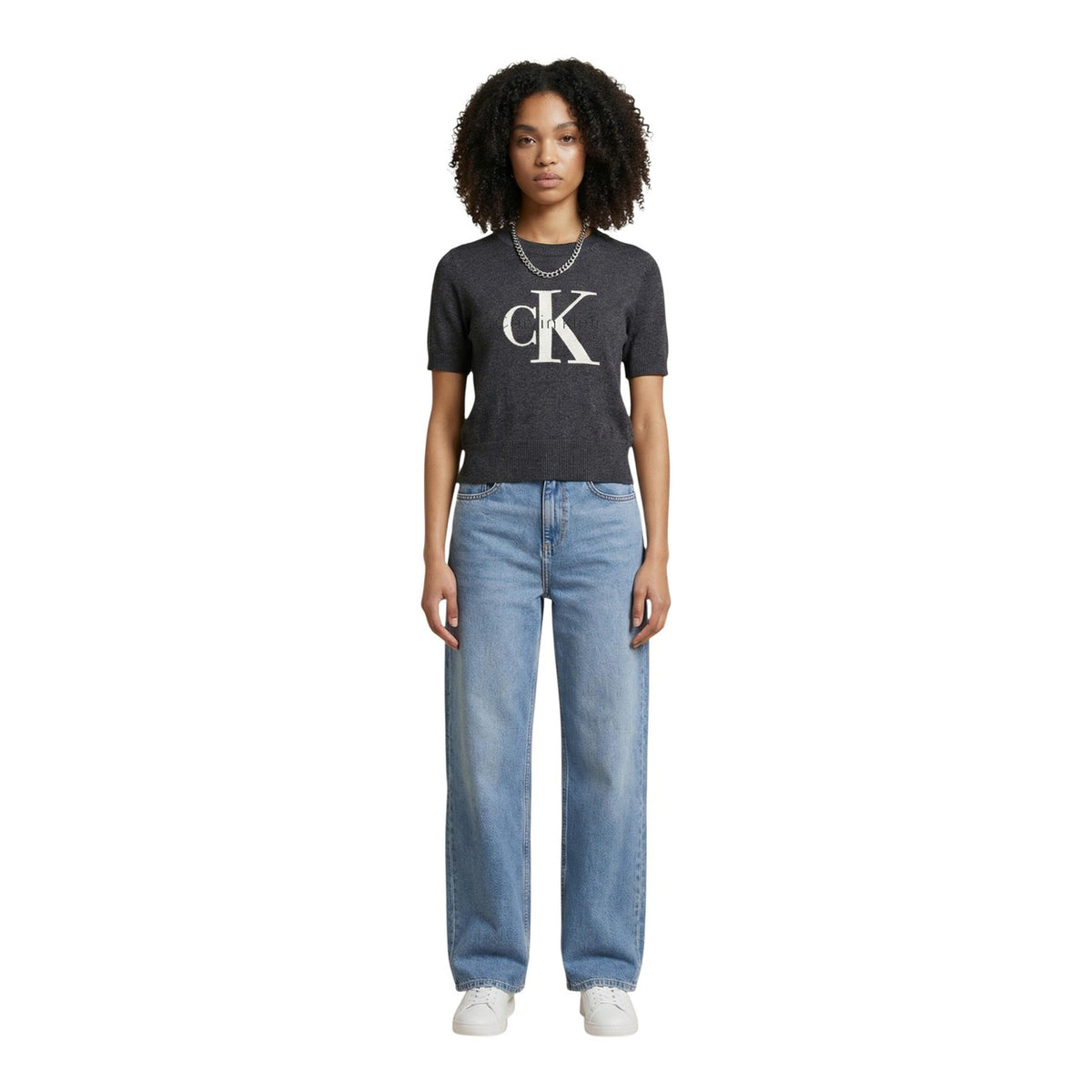 Maglione Calvin Klein Jeans monologo corto donna grigio con stampa logo manica corta scollo tondo 100% cotone - vista frontale indossato da modello figura intera
