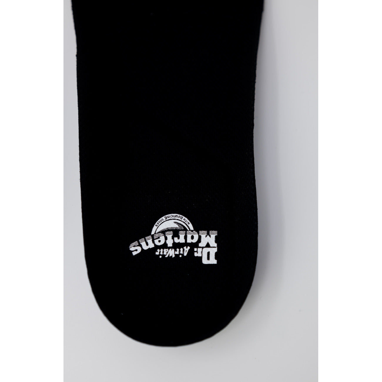 Solette Dr. Martens Cushion Wave; Nero. 100% Poliestere riciclato, ammortizzazione ondulata, tecnologia antibatterica Aegis. Sottili (0,2 cm) e traspiranti, ideali per migliorare il fit delle scarpe. Dettaglio