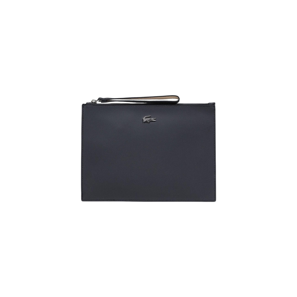 Clutch Lacoste piatta in canvas petit piqué spalmato nero; chiusura con zip e manico da polso removibile. Dimensioni 28 x 20 cm con logo coccodrillo in metallo applicato sul davanti. Vista frontale
