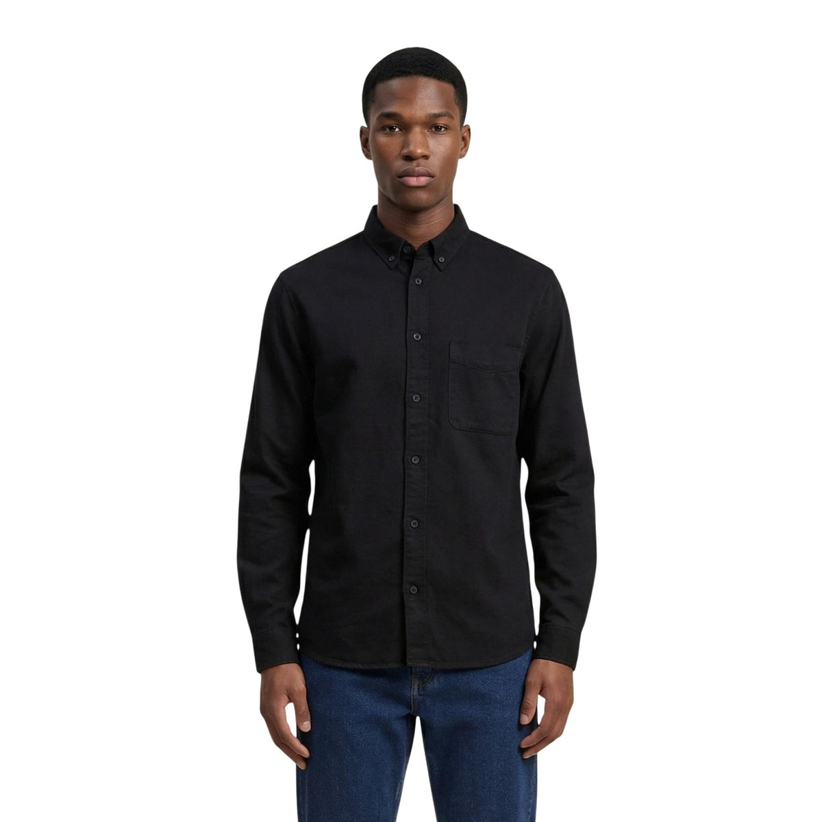 camicia nera da uomo Only & Sons Onsorson Regular Yfm Dnm Shirt Noos è realizzata in puro cotone al 100%. taglio regular offre una vestibilità classica. maniche lunghe, colletto button-down e una pratica tasca applicata sul petto. chiusura frontale con bottoni e i polsini regolabili. Vista frontale indossata da modello