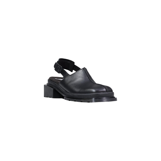 Dr. Martens Maybole Mule; 100% pelle, tacco squadrato, cinturino posteriore. Il sandalo chiuso dal carattere forte e comfort premium. Colore nero vista frontale