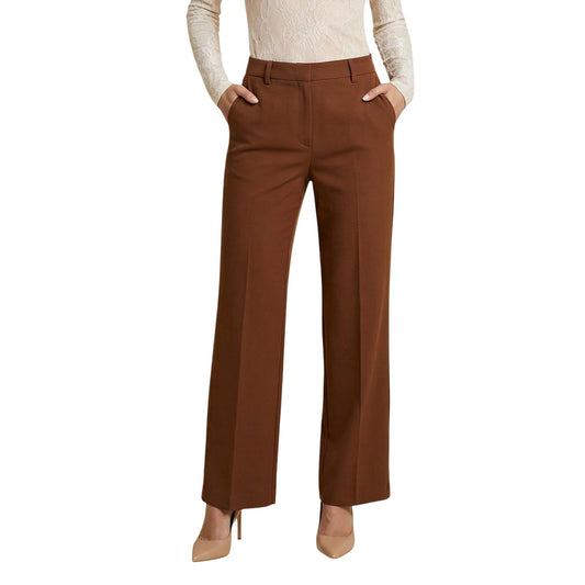 Pantaloni I AM Gamba Dritta; 88% Poliestere, 12% Elastan. Colore Mattone, piega centrale, Regular Fit. Pantaloni donna eleganti e traspiranti per la stagione PE26. Vista frontale