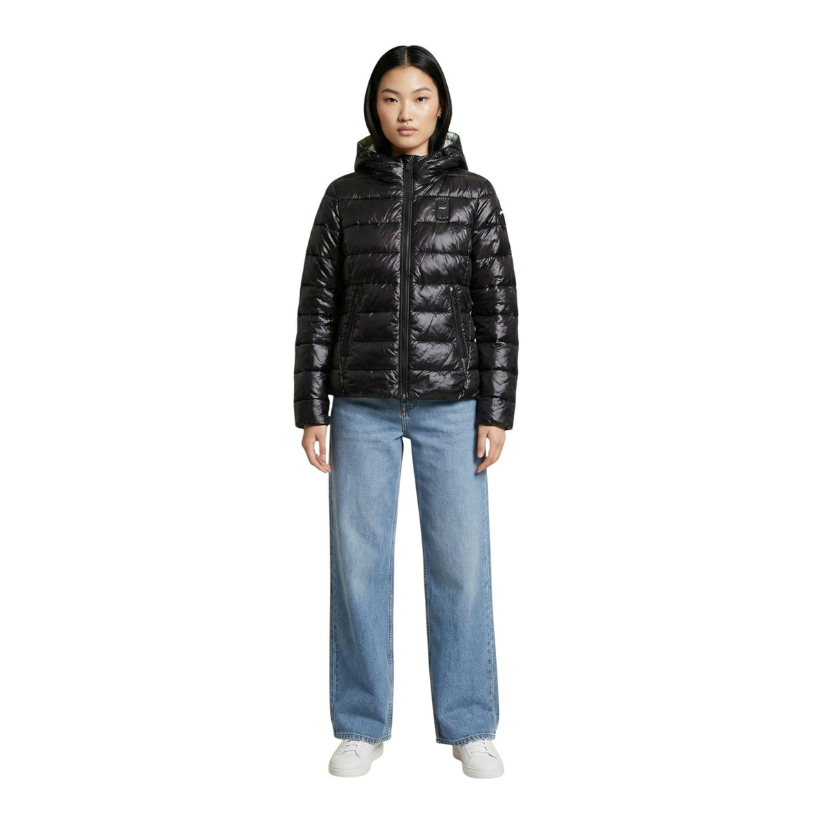 Giubbotto Blauer donna nero con cerniera maniche lunghe scollo alto cappuccio tasche anteriori 100% poliammide - vista frontale indossata da modello figura intera
