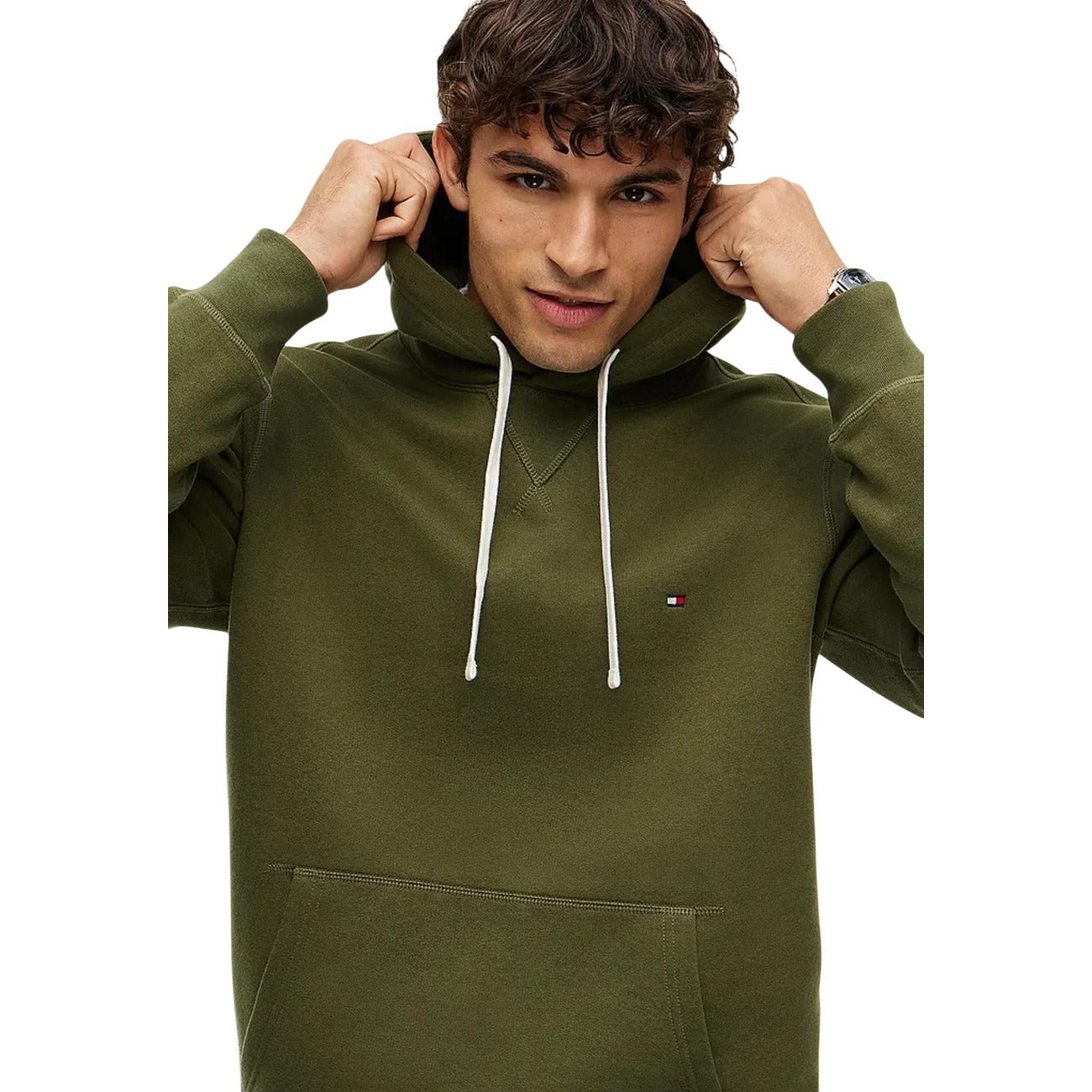Felpa Tommy Hilfiger uomo verde con cappuccio MW0MW39997. Felpa in misto cotone spazzolato effetto manopesca con tasca a marsupio frontale, coulisse a contrasto e logo ricamato, abbigliamento uomo autunno inverno.