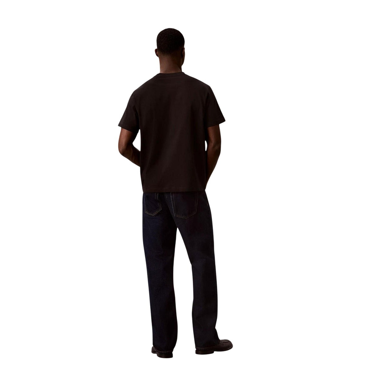 T-shirt Calvin Klein Jeans uomo nera modello LV04LG812G. Maglietta nera a maniche corte in cotone con vestibilità comoda e stampa logo gommata in rilievo sul petto, t-shirt sportiva girocollo stile streetwear.