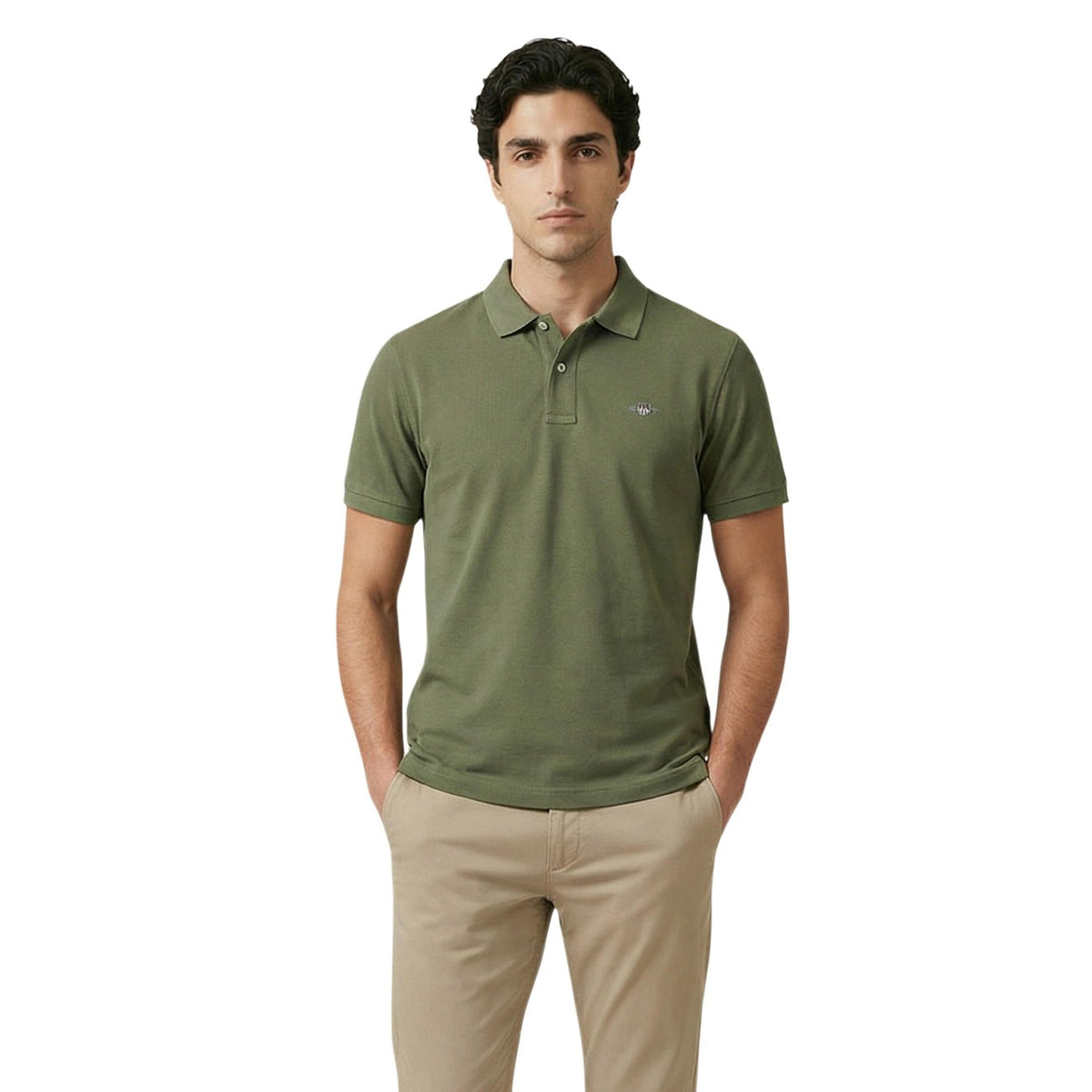 Polo GANT Shield; 97% cotone piqué, 3% elastam, colletto classico, logo ricamato. Stile versatile, elegante e confortevole. Colore verde. Vista frontale