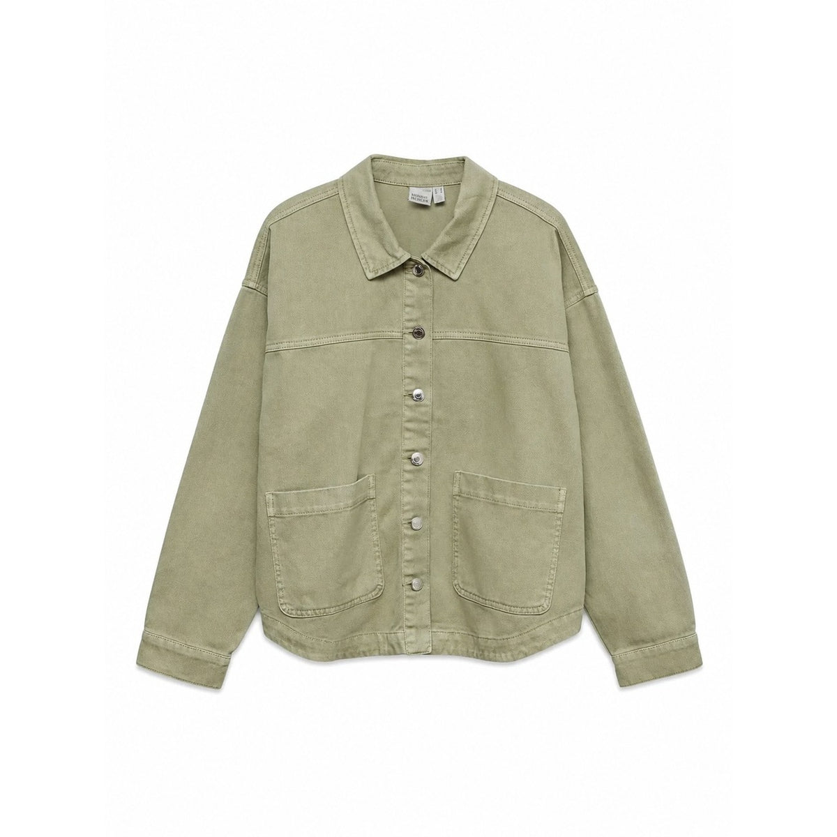 Giacca Camicia Donna Verde Vero Moda Shacket; Tessuto fresco 100% cotone biologico con chiusura a bottoni. Tasche frontali, colletto alla francese e polsini regolabili, stile casual per la mezza stagione. Vista stesa frontale